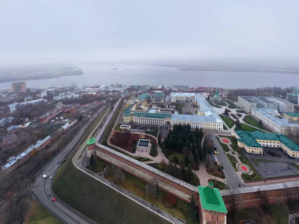 Bulutlu bir sonbahar gününde Nizhny Novgorod 'un tarihi merkezinin panoramik görüntüsü 
