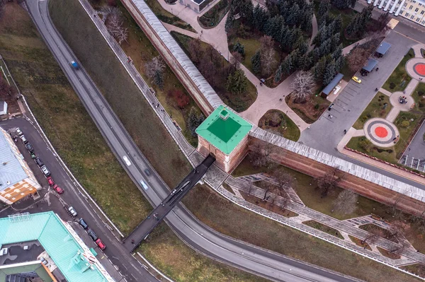 Bulutlu bir sonbahar gününde Nizhny Novgorod 'un tarihi merkezinin panoramik görüntüsü 