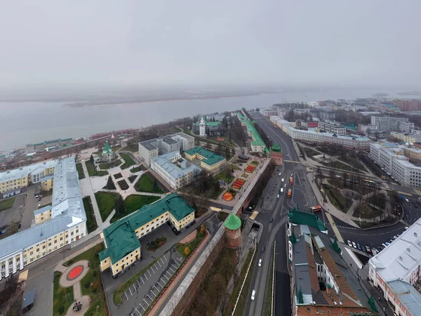 Bulutlu bir sonbahar gününde Nizhny Novgorod 'un tarihi merkezinin panoramik görüntüsü 