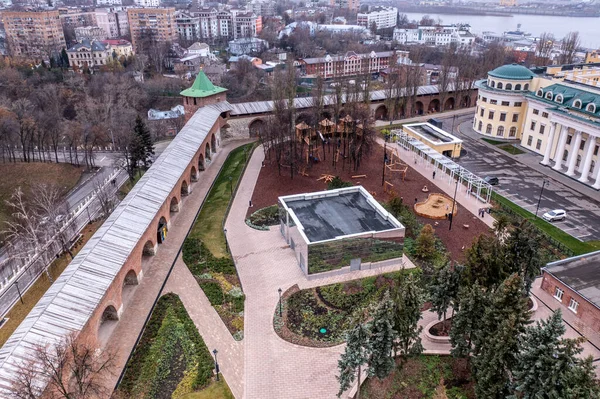 Bulutlu bir sonbahar gününde Nizhny Novgorod 'un tarihi merkezinin panoramik görüntüsü 
