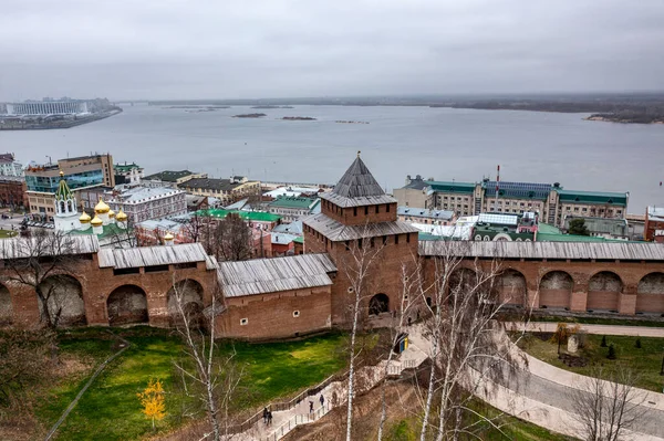 Bulutlu bir sonbahar gününde Nizhny Novgorod 'un tarihi merkezinin panoramik görüntüsü 