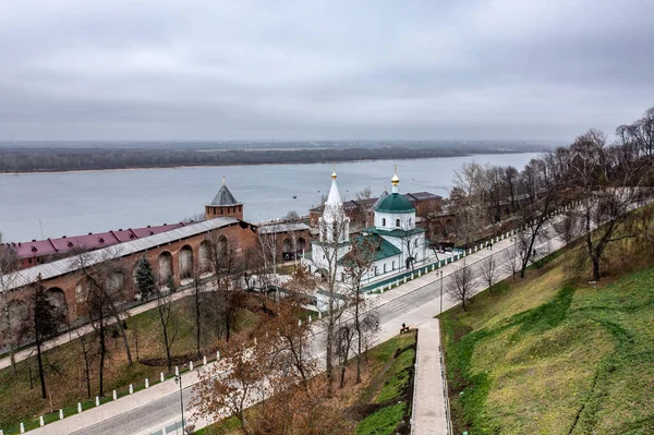Bulutlu bir sonbahar gününde Nizhny Novgorod 'un tarihi merkezinin panoramik görüntüsü 