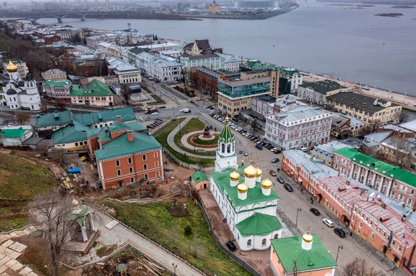 Bulutlu bir sonbahar gününde Nizhny Novgorod 'un tarihi merkezinin panoramik görüntüsü 