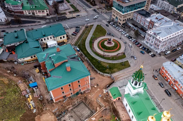 Bulutlu bir sonbahar gününde Nizhny Novgorod 'un tarihi merkezinin panoramik görüntüsü 