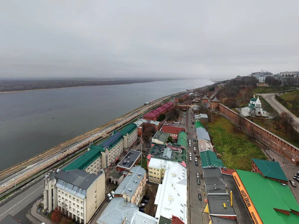 Bulutlu bir sonbahar gününde Nizhny Novgorod 'un tarihi merkezinin panoramik görüntüsü 