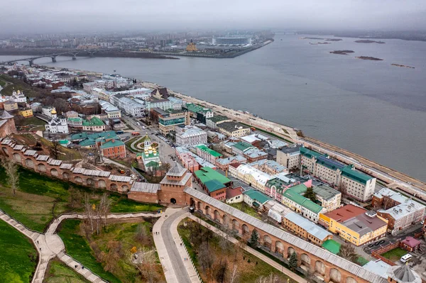 Bulutlu bir sonbahar gününde Nizhny Novgorod 'un tarihi merkezinin panoramik görüntüsü 