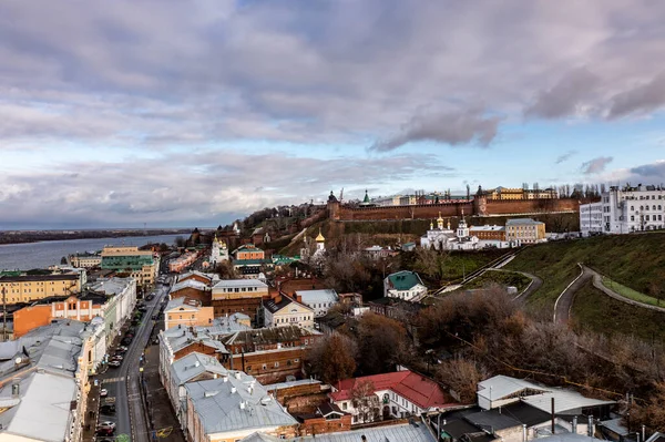 Bulutlu bir sonbahar gününde Nizhny Novgorod 'un tarihi merkezinin panoramik görüntüsü 