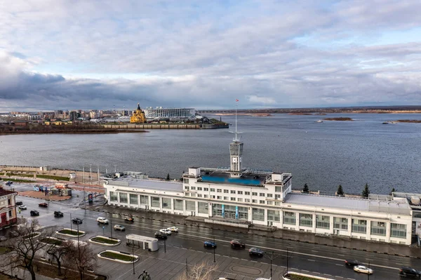 Bulutlu bir sonbahar gününde Nizhny Novgorod 'un tarihi merkezinin panoramik görüntüsü 