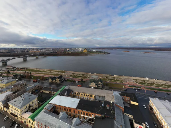 Bulutlu bir sonbahar gününde Nizhny Novgorod 'un tarihi merkezinin panoramik görüntüsü 