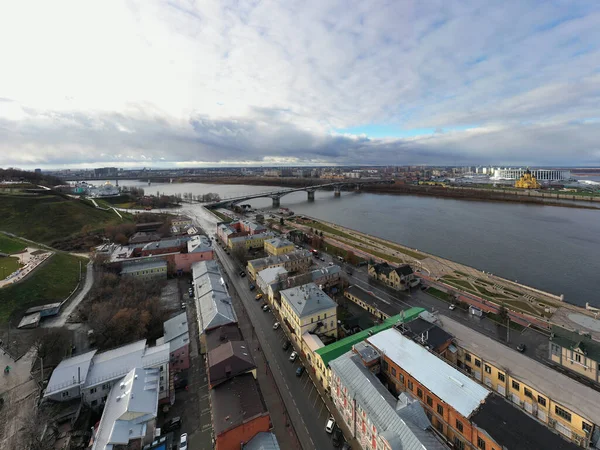 Bulutlu bir sonbahar gününde Nizhny Novgorod 'un tarihi merkezinin panoramik görüntüsü 