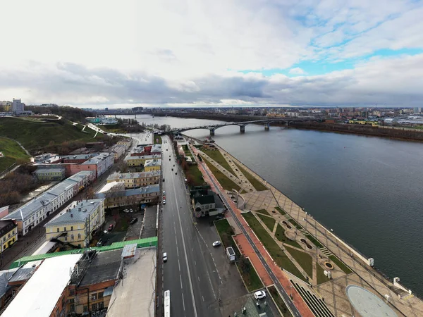 Bulutlu bir sonbahar gününde Nizhny Novgorod 'un tarihi merkezinin panoramik görüntüsü 