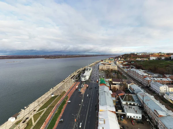 Bulutlu bir sonbahar gününde Nizhny Novgorod 'un tarihi merkezinin panoramik görüntüsü 