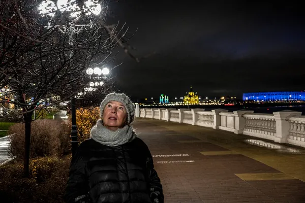 Жінка Туристка Знайомиться Краєвидами Нижнього Новгорода Осінній Хмарний День — стокове фото