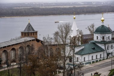 Antik eşsiz Nizhny Novgorod Kremlin bulutlu bir sonbahar gününde kırmızı taştan yapılmıştır