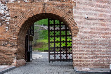 Antik eşsiz Nizhny Novgorod Kremlin bulutlu bir sonbahar gününde kırmızı taştan yapılmıştır