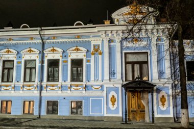 Geceleyin Nizhny Novgorod 'da Kremlin taşının yanındaki tarihi merkez.