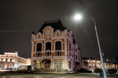 Geceleyin Nizhny Novgorod 'da Kremlin taşının yanındaki tarihi merkez.