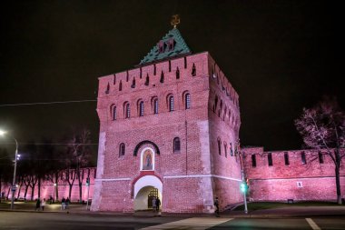 Geceleyin Nizhny Novgorod 'da Kremlin taşının yanındaki tarihi merkez.