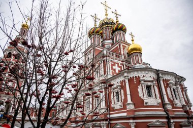 Nizhny Novgorod 'un eski bölgesindeki eski güzel Ortodoks Kilisesi bulutlu bir sonbahar gününde 