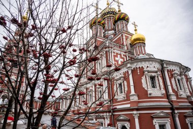 Nizhny Novgorod 'un eski bölgesindeki eski güzel Ortodoks Kilisesi bulutlu bir sonbahar gününde 