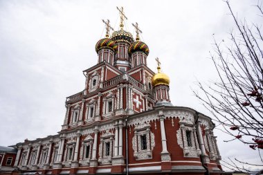 Nizhny Novgorod 'un eski bölgesindeki eski güzel Ortodoks Kilisesi bulutlu bir sonbahar gününde 