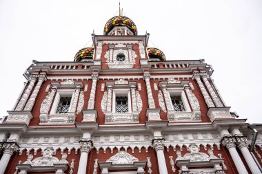 Nizhny Novgorod 'un eski bölgesindeki eski güzel Ortodoks Kilisesi bulutlu bir sonbahar gününde 