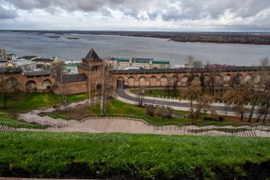 Nizhny Novgorod Kremlin bulutlu bir sonbahar gününde kırmızı taştan yapılmıştır. 