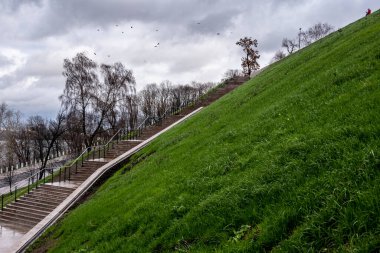 Nizhny Novgorod Kremlin bulutlu bir sonbahar gününde kırmızı taştan yapılmıştır. 