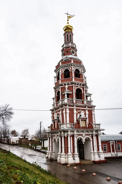 Старый Красивый Православный Храм Старом Районе Нижнего Новгорода Пасмурный Осенний — стоковое фото