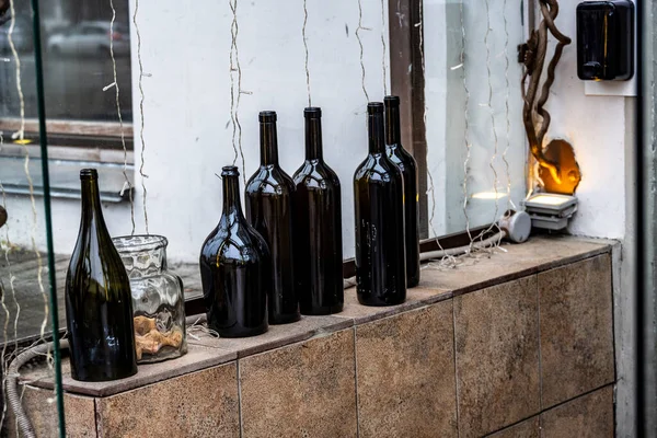 Bottiglie Vino Nero Vintage Stand Close Uno Stand Strada — Foto Stock