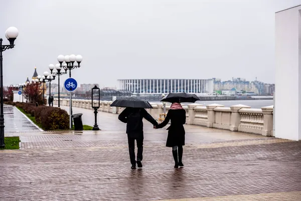 秋天的雨天 人们在城市里散步 — 图库照片