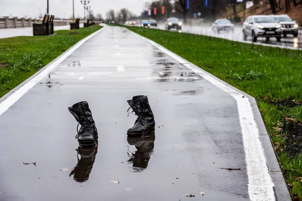 Viejo Negro Desgarrado Cordones Zapatos Pie Una Pista Deportes Parque — Foto de Stock