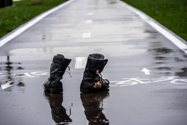 Viejo Negro Desgarrado Cordones Zapatos Pie Una Pista Deportes Parque — Foto de Stock