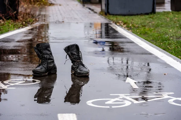 Viejo Negro Desgarrado Cordones Zapatos Pie Una Pista Deportes Parque — Foto de Stock