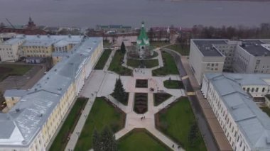 Nizhny Novgorod 'un Kremlin' i bulutlu bir sonbahar gününde şehrin eski bir kısmının panoramik görüntüsü. 