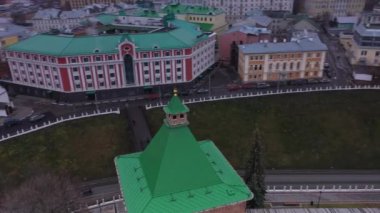 Nizhny Novgorod 'un Kremlin' i bulutlu bir sonbahar gününde şehrin eski bir kısmının panoramik görüntüsü. 