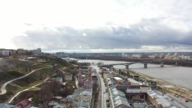 Nizhny Novgorod 'un Kremlin' i bulutlu bir sonbahar gününde şehrin eski bir kısmının panoramik görüntüsü. 