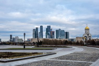 Sonbahar parkında, bulutlu bir günde çok renkli çimlerin arka planında... 