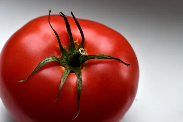 Tomate Rouge Avec Queue Verte Gros Plan Sur Fond Gris — Photo