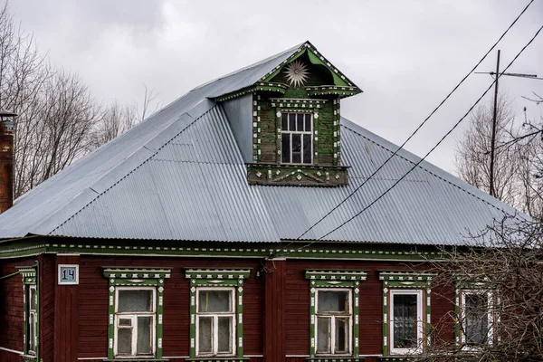 Винтажные Деревянные Дома Украшенные Резьбой Пригороде Облачный Осенний День — стоковое фото