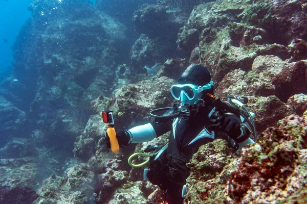 Woman Diver Admires Beauty Galapagos Underwater Expanses — Zdjęcie stockowe