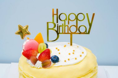 Lezzetli Durian bin katlı doğum günü pastasını masaya koy.