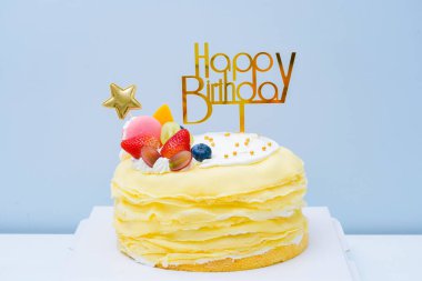 Lezzetli Durian bin katlı doğum günü pastasını masaya koy.