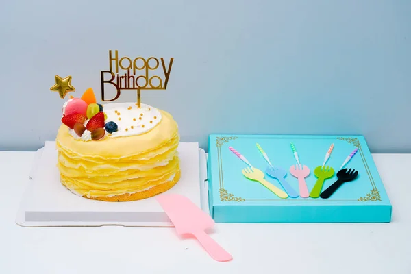 おいしいドリアン千層の誕生日ケーキをテーブルの上に置きます — ストック写真