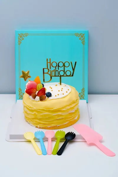 おいしいドリアン千層の誕生日ケーキをテーブルの上に置きます — ストック写真