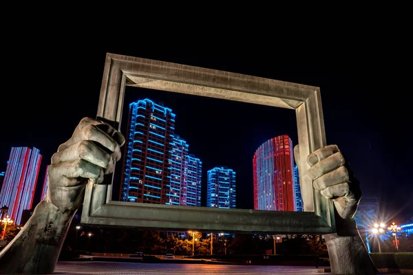 Shandong Weihai Park resmi, gece manzaralı heykel.
