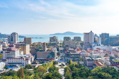 Weihai, Shandong, Çin manzarası. Weihai Huancui Kulesi caddeye bakıyor..