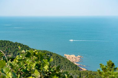 Liugong Adası, Weihai Şehri, Shandong Eyaleti, Çin uzak deniz manzarasına bakar.