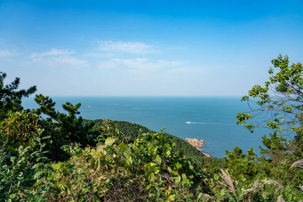 中国山东省威海市流贡岛俯瞰遥远的海景 — 图库照片