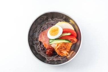 Beyaz arka planda bir kase Kore eriştesi.